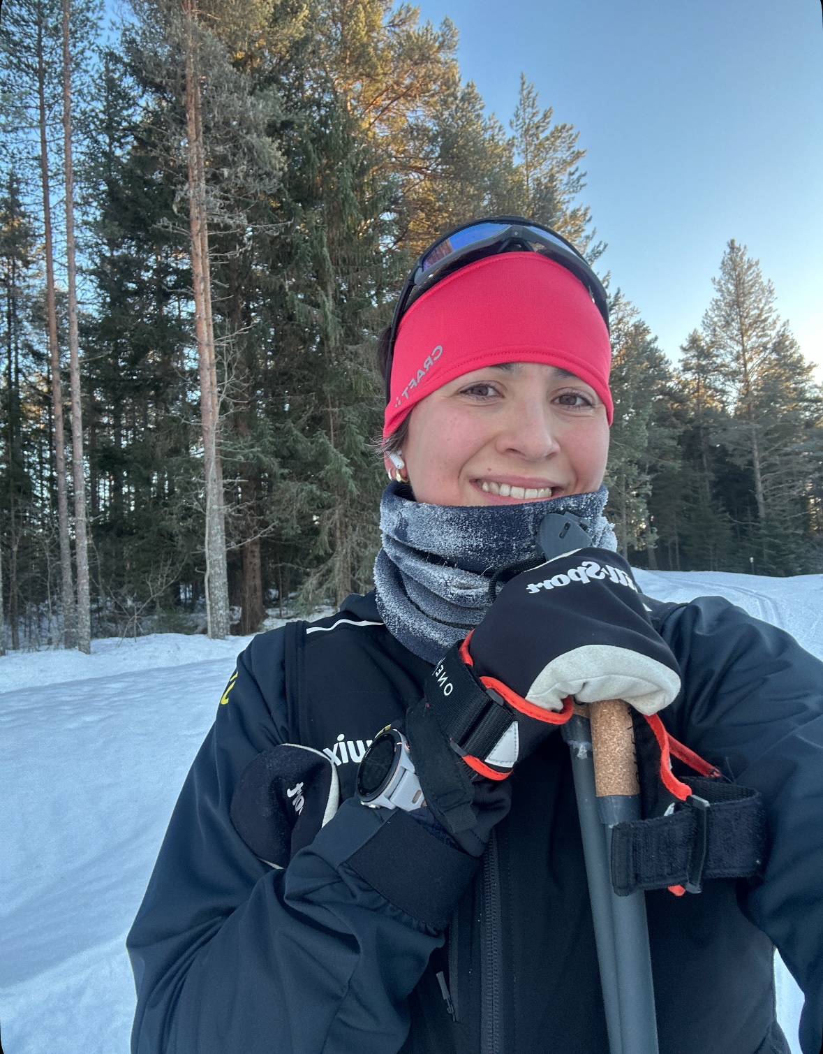 Porträtt av coachen, varm vinterjacka och mössa